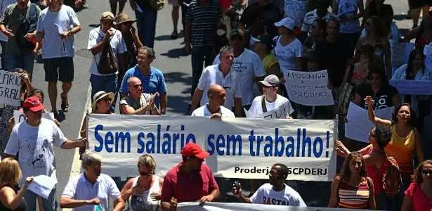 Imagem ilustrativa da imagem Como a crise do RJ entra na casa dos servidores estaduais: "viramos pedintes"