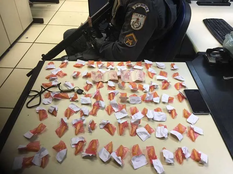 Com os jovens, a polícia apreendeu 83 pinos de cocaína