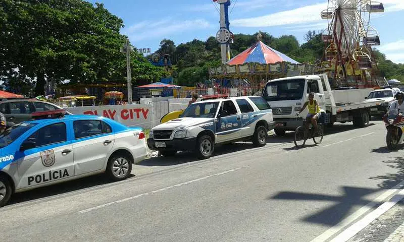 Primeira ação aconteceu no Canto do Forte, área irregular do entorno da Duna Preta no domingo