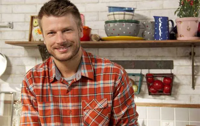 Estrela da cozinha, Rodrigo Hiilbert terá novidades n carreira. O ator, marido da também atriz Fernanda Lima e pai dos gêmeos Francisco e João, terá uma segunda atração além do "Tempero de Família", programa de culn´ria no canal por assinatura GNT. Segundo informções, o projeto, ainda em fase criação, é longe das panelas e na grade de domingo, voltado para toda a família. 

