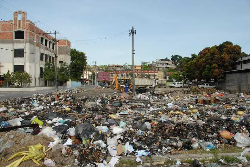 A limpeza vai continuar, nos próximos dias, para a retirada do lixo acumulado em outros bairros