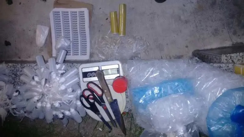  Além de muitos frascos vazios, os policiais ainda apreenderam faca, balança de precisão, tesouras e papéis com inscrições do tráfico