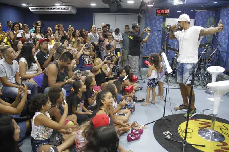  Estúdio mais moderno do Brasil ficou lotado de fãs, que acompanharam show do cantor pop

