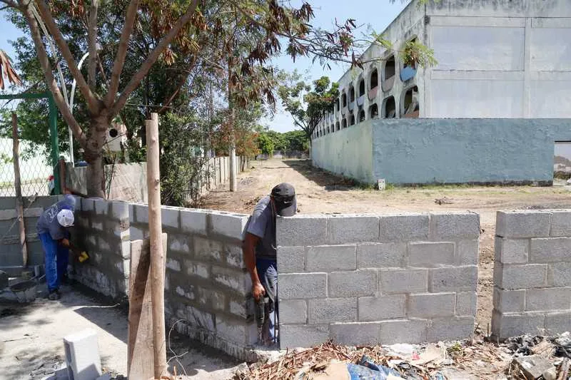  Um muro começou a ser construído para cercar as unidades