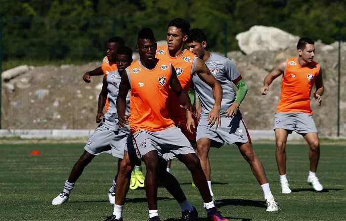 O zagueiro Reginaldo (segundo da fila) destacou o forte treino