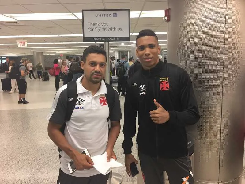  Éder Luís e Madson na chegada da delegação em Miami