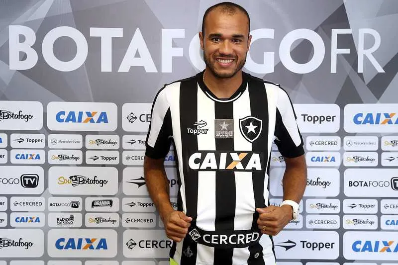 Atacante vestiu a camisa do Glorioso, ontem, na sede do clube