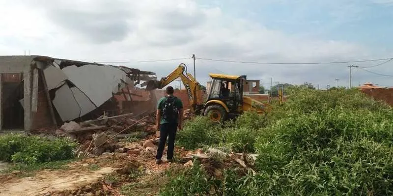 A prefeitura montou a ação conjunta par retirar as construções irregulares e reassumir os lotes