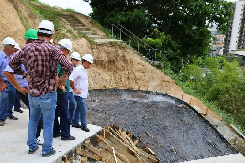 Prefeito esteve no local com secretários e engenheiros