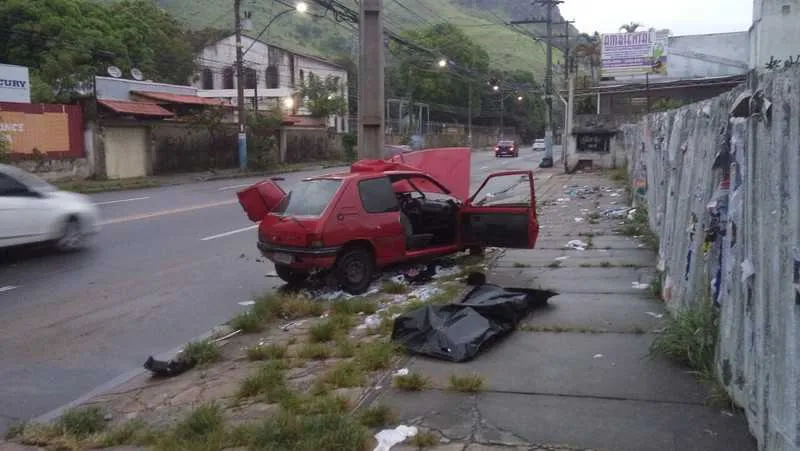 Papa-léguas, que trabalhava fazendo fretes, colidiu contra um poste após perder controle do carro