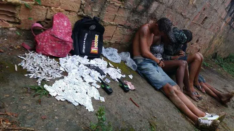 Com o grupo, PMs encontraram um revólver, cocaína e maconha