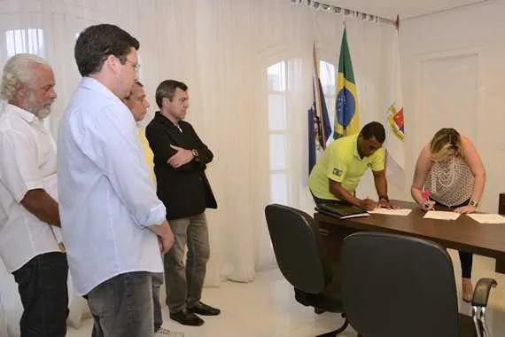 Os salários de novembro dos servidores da saúde e demais funcionários foram depositados ontem