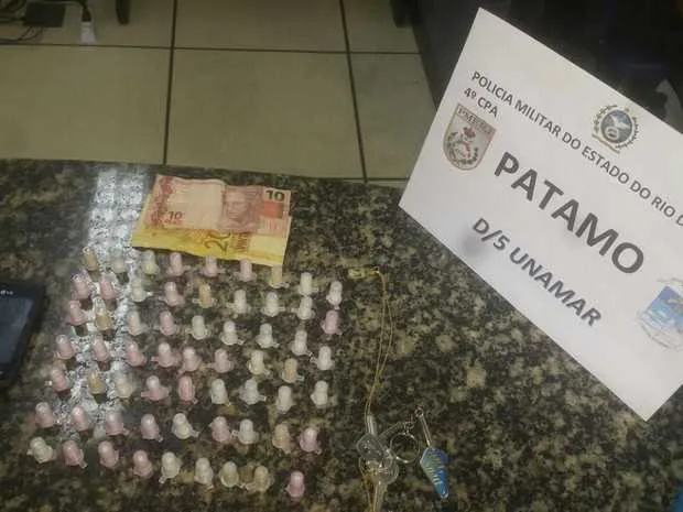 Policiais do 25º (Cabo Frio) apreenderam 62 cápsulas de cocaína e R$30 na Rua Pôr do Sol