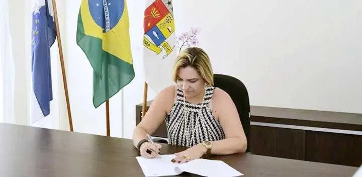 Prefeita Lívia de Chiquinho assinou lei complementar 117 no último dia 9 de janeiro deste ano