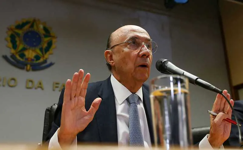 Henrique Meirelles volta ao Brasil na noite de quarta-feira