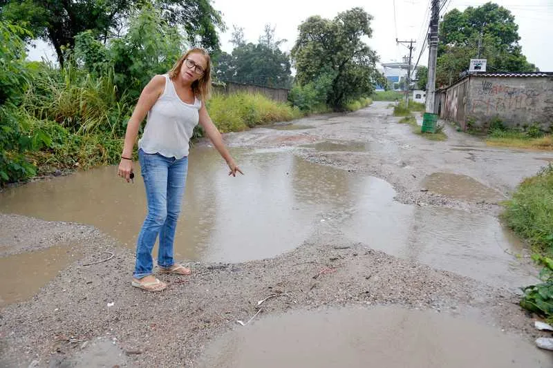  A pedagoga Rose Souza, 52, mora em Marambaia, no lado de São Gonçalo a quem paga IPTU, mas não vê melhorias na sua rua