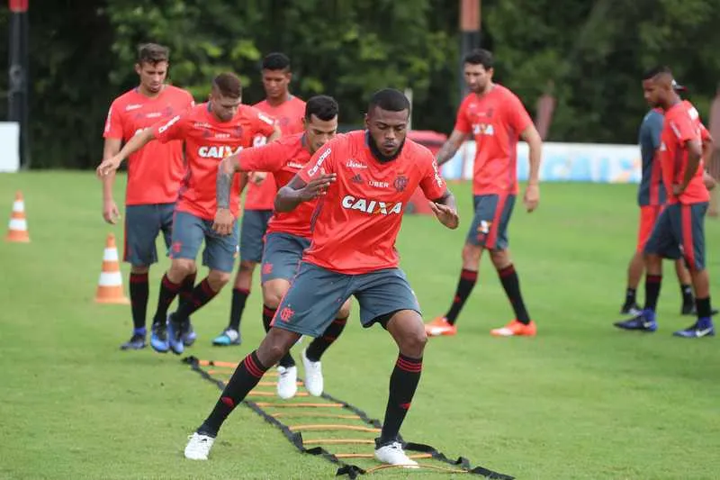 Elenco rubro-negro trabalhou primeiro a parte física no treino