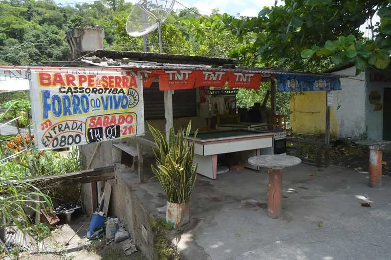 Luciano foi morto com dois tiros no peito e cinco na cabeça no bar, que fica às margens da RJ-106, na entrada do bairro Spar