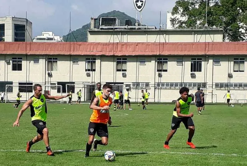 Técnico intensificou treinos táticos, ontem, na sede do clube