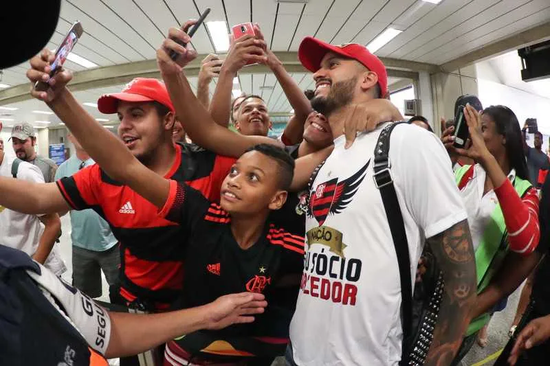 Torcedores dão as boas-vindas ao novo reforço do time, Rômulo, no saguão do aeroporto Tom Jobim