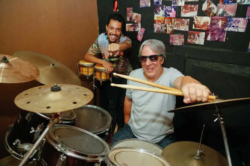 Celso começou a fazer aulas de música ainda criança e ganhou uma sanfona, mas se apaixonou pela bateria quando adulto
