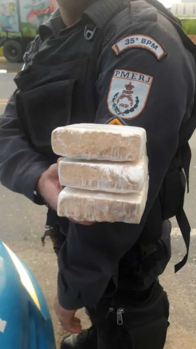  Pacotes de pasta base de cocaína estavam embaixo de banco