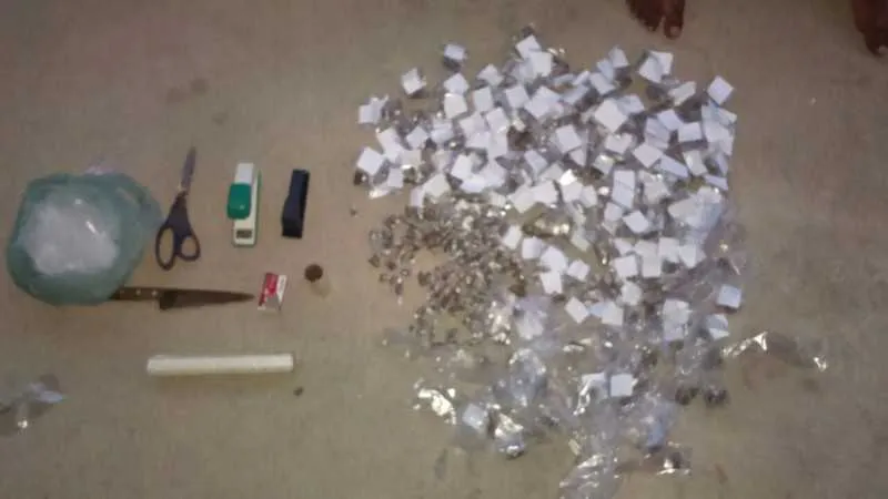 Na Palha Seca, um rapaz de 18 anos e dois adolescentes de 16 e 17 foram apreendidos com drogas