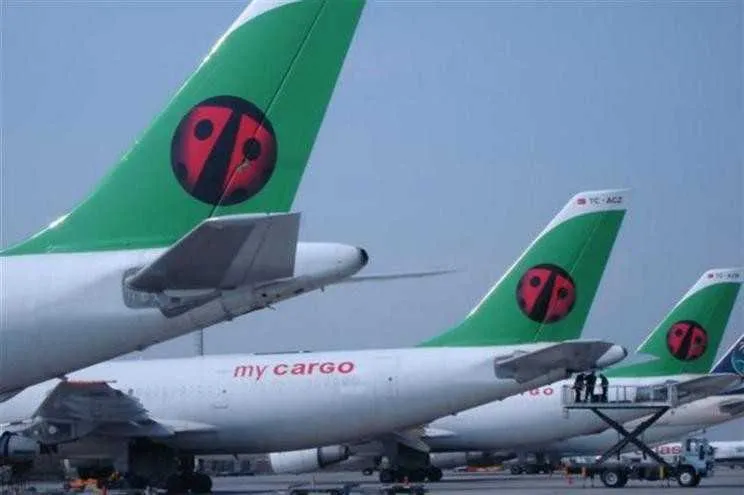 Imagem ilustrativa da imagem Avião cai sobre casas e mata 37 pessoas na Ásia
