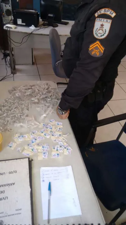 Durante as prisões, os policiais apreenderam maconha e cocaína