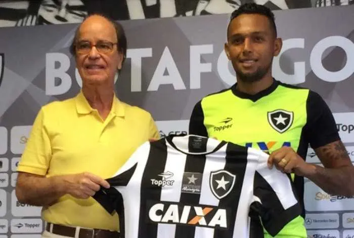 Lateral-esquerdo Gilson se animou com a chance de disputar a Copa Libertadores pelo Alvinegro