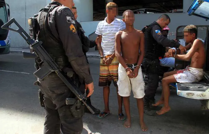 Presos e o material apreendido foram levados para a 74ªDP