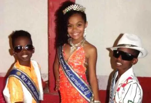 A quadra da Estácio de Sá será palco para a festa que a Associação das Escolas de Samba Mirins realiza dia 22 de janeiro, a partir das 15 horas para definir o rei momo, rainha, princesas e cidadão samba do carnaval mirim. O evento será aberto ao público que poderá prestigiar e torcer pelos pequeninos e talentosos passistas que estarão se apresentando diante de um corpo de jurados mostrando o autêntico gingado e samba no pé. 