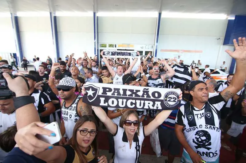 Torcedores fizeram muita festa para a delegação alvinegra