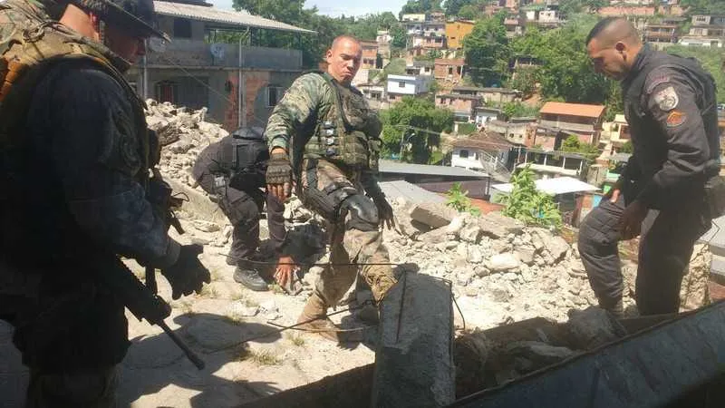 Imagem ilustrativa da imagem PMs retiram ‘barreiras’ do tráfico no Caramujo
