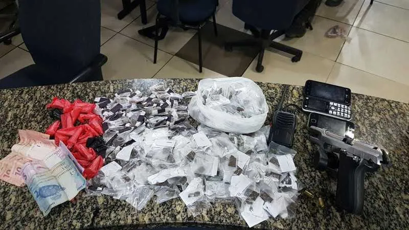 Na ação, PMs apreenderam uma pistola, drogas e ‘radinho’