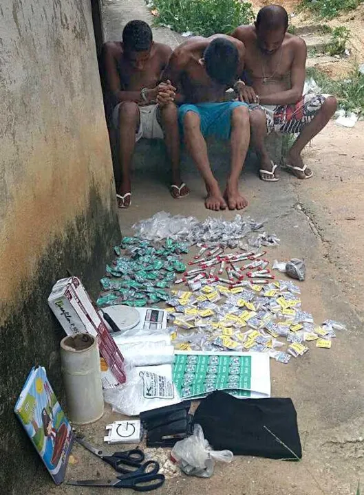 Antônio, Juninho e Adelson guardavam drogas dentro de casa