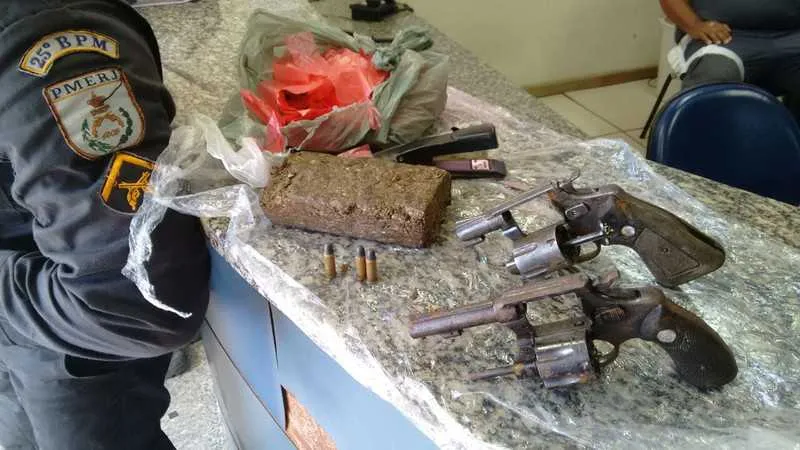 A maconha e e o revólver foram encontrados pela polícia