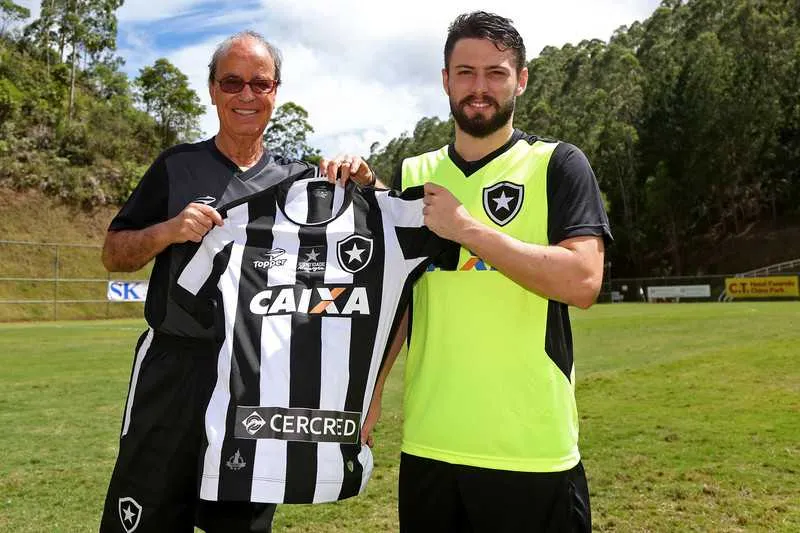 Gerente de futebol, Antônio Lopes foi quem apresentou o meia