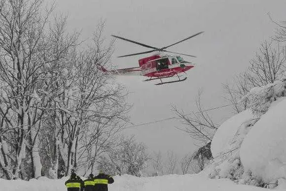Equipes do Corpo de Bombeiro trabalham no resgate de vítimas de uma avalanche que ocorreu na cidade de Farindola e atingiu um hotel. 