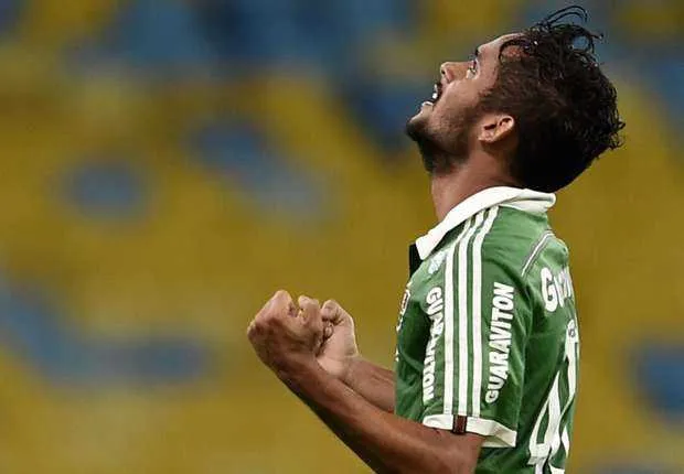 Ao chegar no CT da Barra, Gustavo Scarpa recebeu os parabéns de todos os jogadores do elenco