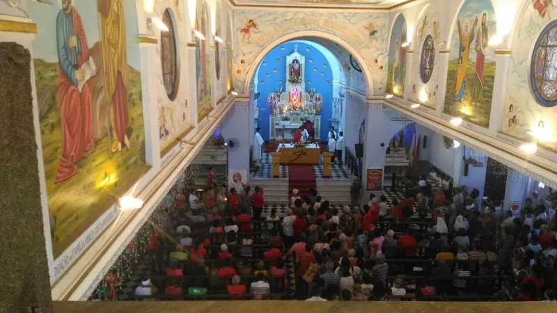 Centenas de fiéis lotaram a igreja de são Sebastião, em Niterói