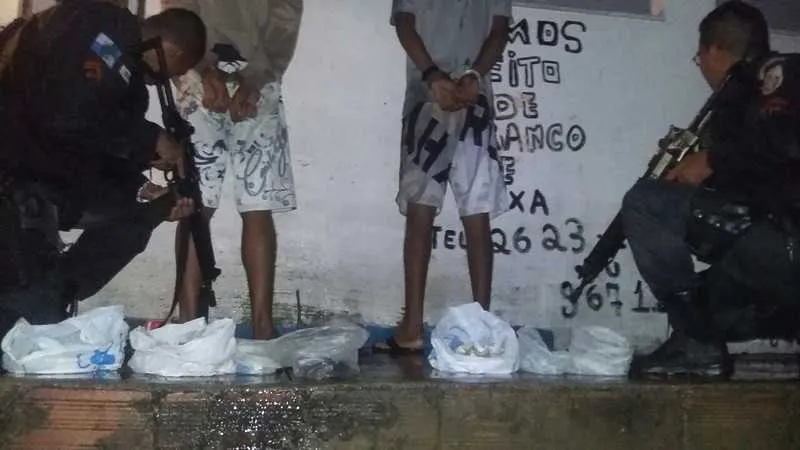 Rapazes foram detidos após troca de tiros com a polícia