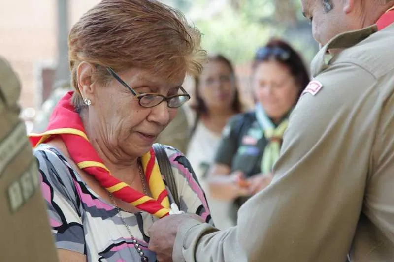 Nas redes sociais, dezenas de amigos prestam condolências à família.