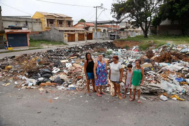 Na Trindade, a irregularidade na coleta de detritos transformou terreno num lixão a céu aberto