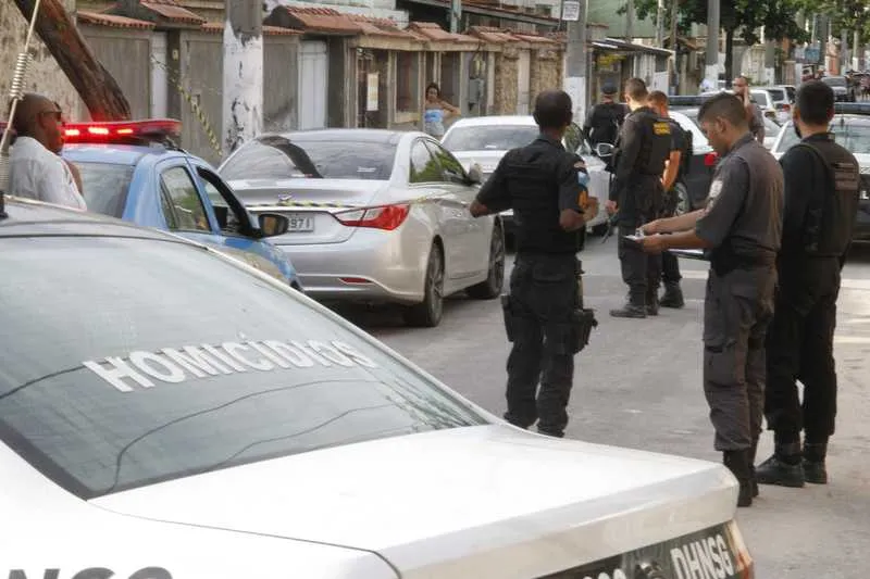 Agentes da Divisão de Homicídios periciaram o carro de Igor (detalhe), atingido pelos disparos