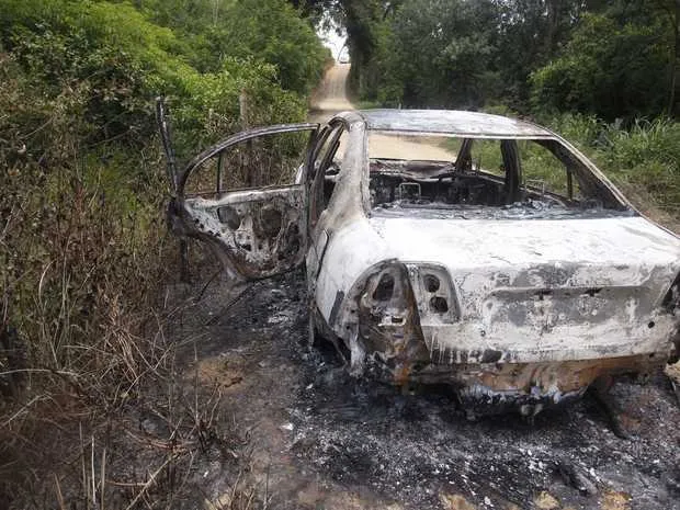 A cantora foi coloca ainda viva em seu carro, um Honda Civic, incendiado pelos criminosos