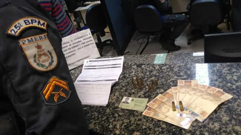 Os policiais apresentaram as munições e o dinheiro apreendidos na delegacia de Cabo Frio