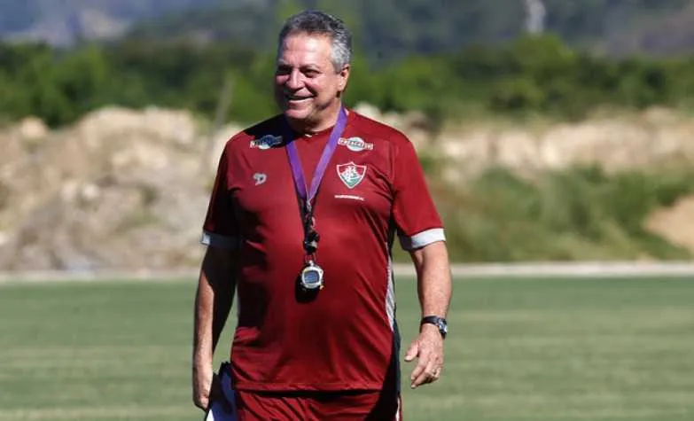 O técnico Abel Braga aposta em um time jovem em 2017, principalmente no meio de campo
