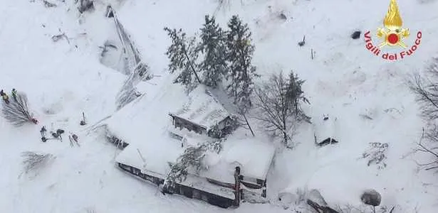 Imagem ilustrativa da imagem Outros quatro sobreviventes soterrados por avalanche na Itália são resgatados