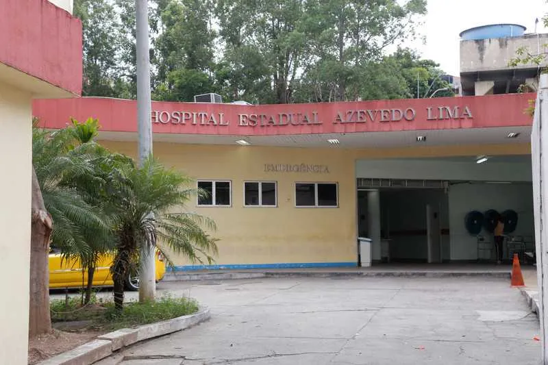 Otávio foi socorrido por policiais militares e levado para o Hospital Estadual Azevedo Lima, no Fonseca, onde permanece internado